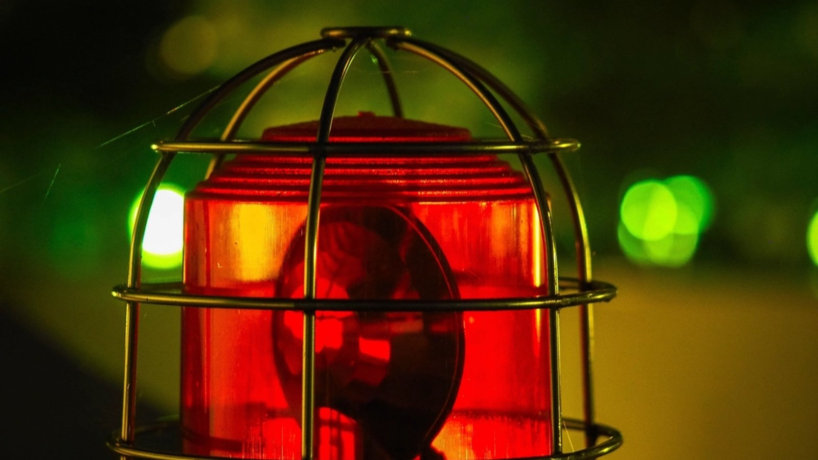 Rotes Warnlicht mit Schutzgitter
